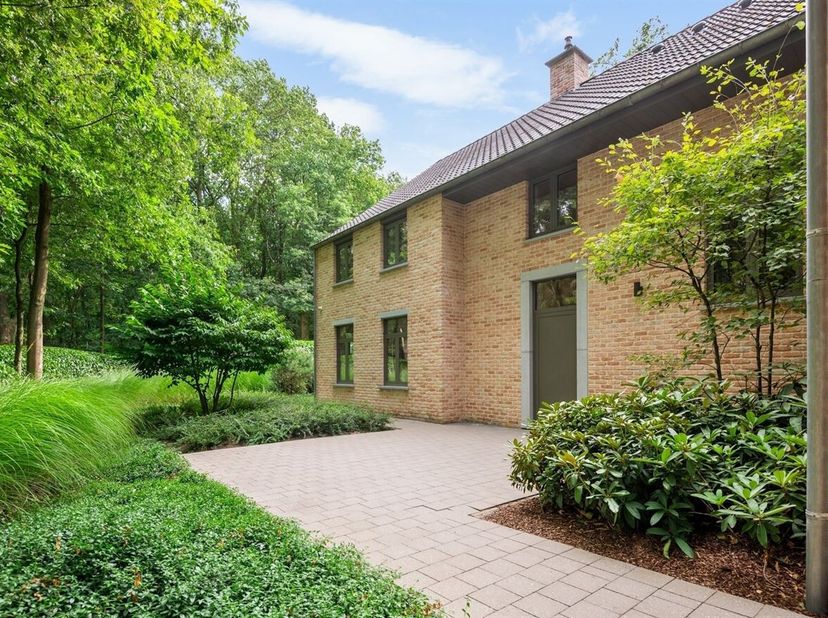 Op een aantrekkelijke locatie aan de Essensteenweg in Kapellen vinden we deze ruime en stijlvolle woning, gelegen op een mooi perceel en met een bijzo