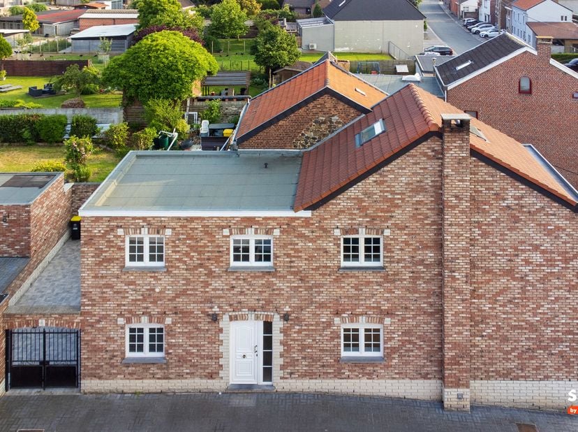L'agence SKYIMMO vous propose cette magnifique maison 3 façades située sur BIERSET, ce bien est composé comme suit :<br />
AU RDC : Entrée (6) - WC (2