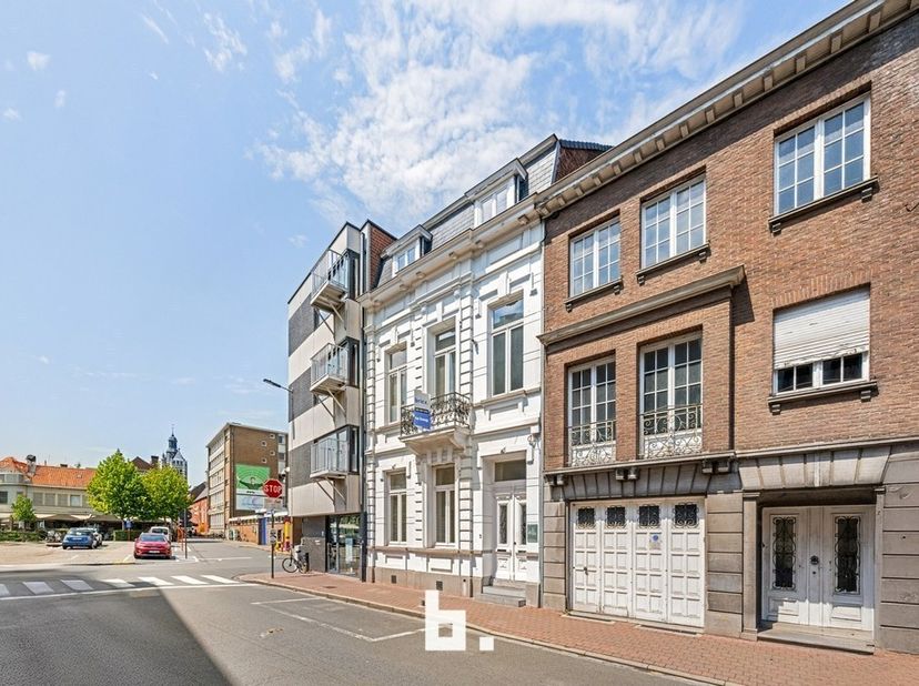 Ontdek deze charmante herenwoning gelegen in de Roeselare, aan de Sint-Alfonsusstraat 3. Deze authentieke burgerwoning combineert karaktervolle elemen