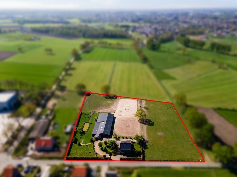 Deze woning in de Klaterstraat 14 biedt 153 m² woonruimte op een uitzonderlijk perceel van 13.264 m². <br />
Met 3 slaapkamers, een ruime tuin, garage
