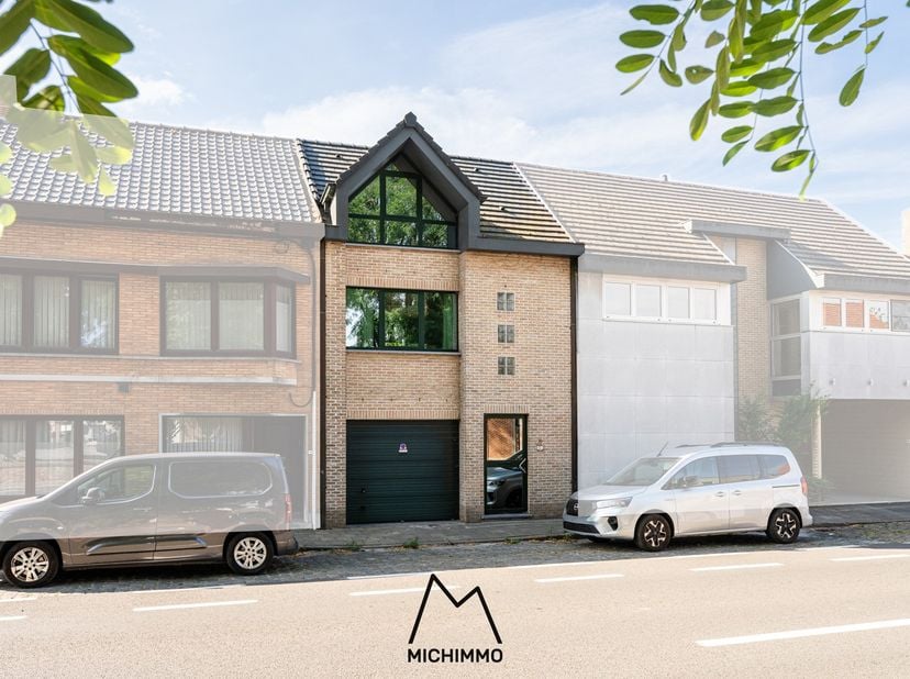 Deze bel-étage met twee slaapkamers is gelegen in het centrum van Bassevelde. Bij dit type woning bevind de woonkamer zich op de eerste verdieping; he