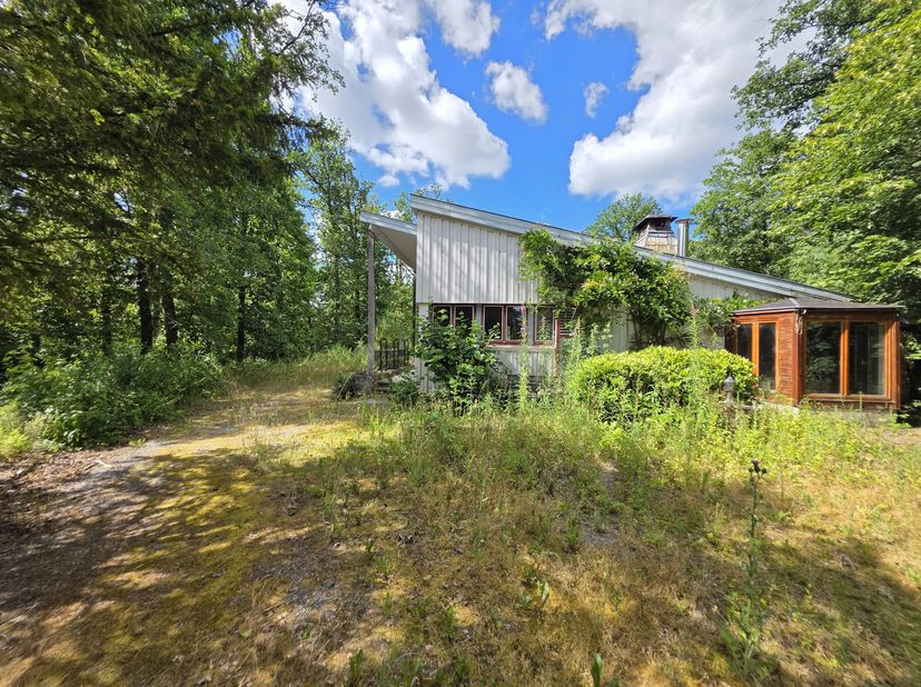Érezée : Chalet à rénover implanté sur une magnifique parcelle arborée de 11.537 m² (ensemble de deux parcelles), ce chalet à rénover bénéficie d'un e