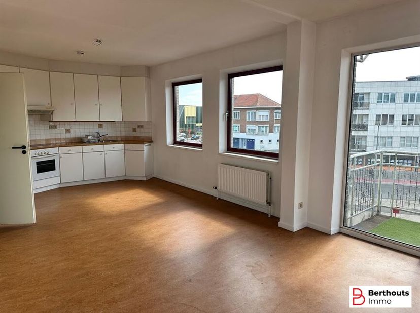 Gezellig, licht appartement met 2 slaapkamers en terras. Elektriciteit conform, asbestveilig, vlakbij openbaar vervoer, centrum en scholen. Lage laste