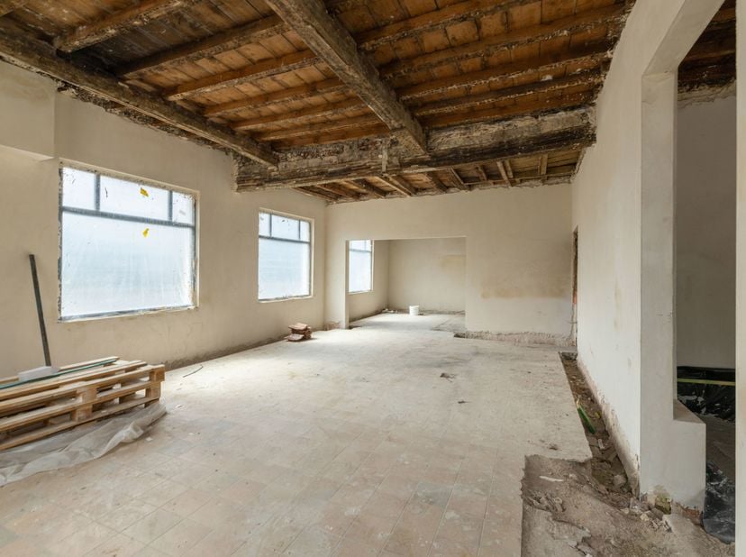LIGGING<br />
Dit handelshuis is gelegen op de Grote Baan 1 in Lievegem, één van de meest zichtbare locaties tussen Gent en Eeklo. <br />
INDELING<br