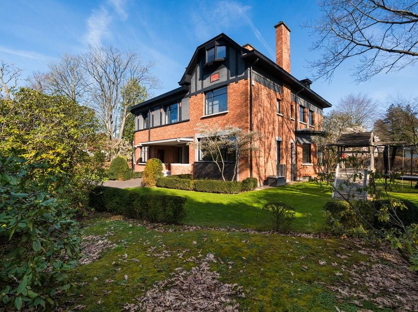 RHODE St GENESE, idéalement située au centre, à proximité des écoles et de la Forêt de Soignes, cette superbe MAISON (5ch/5sdb/3bur) villa de standing