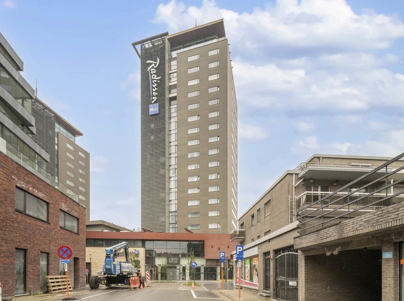 KANTOORRUIMTE (114m&amp;sup2;) OP TOP-LOCATIE IN CENTRUM HASSELT.<br />
TROEVEN:<br />
- Gelegen in TT-center, op 13de verdieping.<br />
- Vlotte bereikba