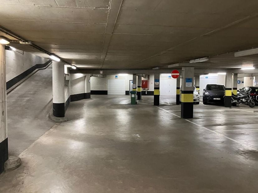 Autostaanplaats te koop in centrum Antwerpen<br />
Locatie: Deze ondergrondse autostaanplaats is gelegen op een uitstekende locatie in het hart van An