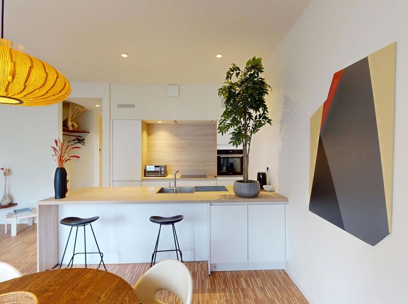 Gelegen op de derde verdieping biedt dit appartement een heldere en efficiënte indeling. De leefruimte met aansluitende keuken vormt het hart van het