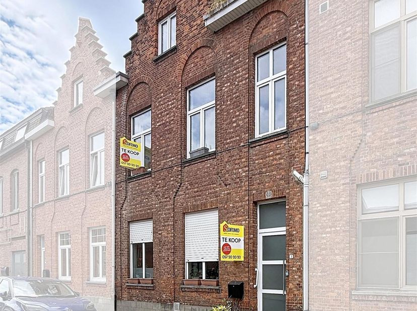 Burgerswoning in centrum Ieper.<br />
<br />
Deze woning heeft geen renovatieplicht en is ingedeeld als volgt:<br />
<br />
Gelijkvloers:<br />
I