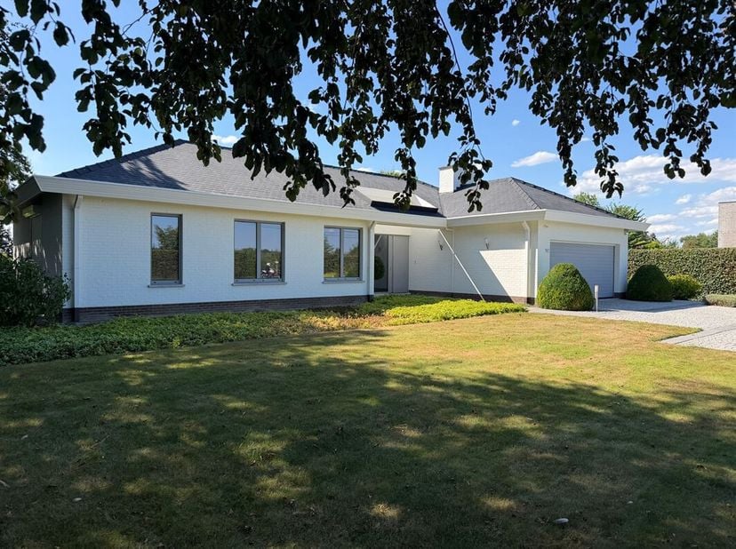 Exclusieve gelijkvloerse villa op 18 are met dubbele garage en prachtige tuin in Nieuwerkerken<br />
In een rustige en residentiële omgeving van Nieuw