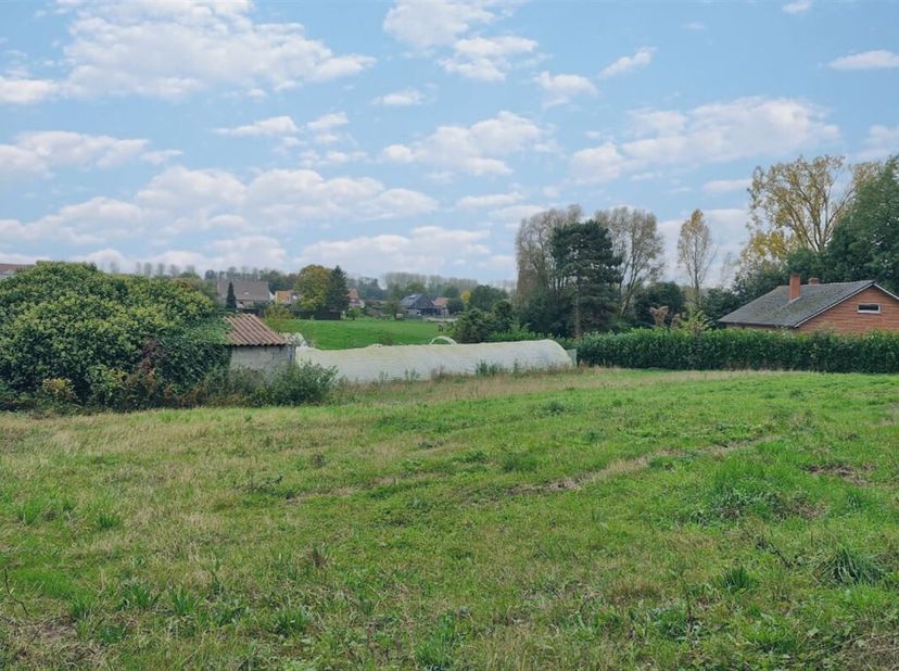 Magnifique terrain en zone d'habitat à caractère rural avec vue dégagée sur l'arrière. Située non-loin du centre de Tournai et des commodités. Largeur
