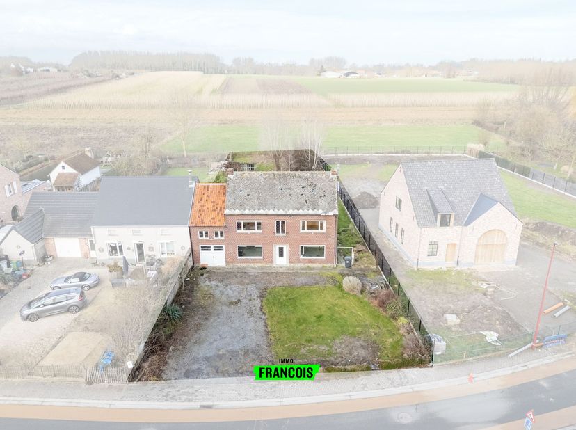Idéalement situé en zone rurale, rue Heistraat à Oosterzele, ce terrain (1331 m²) bénéficie d'un permis de construire et est destiné à la construction
