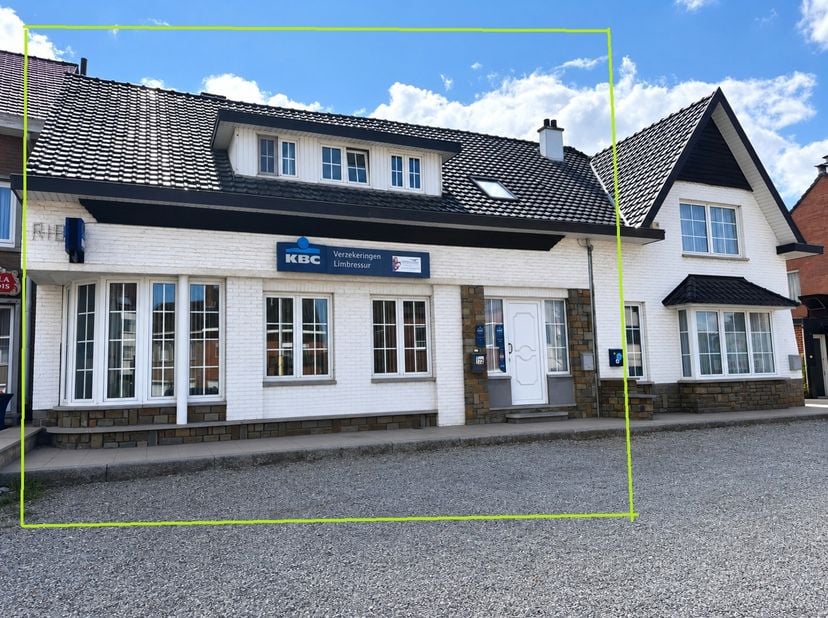 ZEER COMMERCIEEL GELEGEN WONING MET 2 HUISNUMMERS EN APARTE INGANGEN, EEN RUIMTE VOOR KANTOOR/VRIJ BEROEP 35M², 3 SLAAPKAMERS, DUBBEL GLAS EN CENTRALE