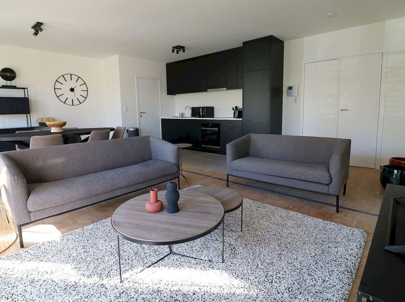 Mooi gerenoveerd en gemeubileerd appartement met:<br />
- 2 slaapkamers met parketvloer<br />
- 1 badkamer<br />
- 1 doucheruimte<br />
- 2 toiletten<