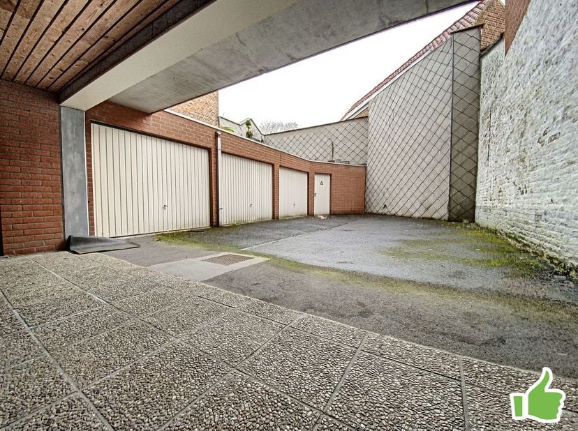 Garage situé en plein centre ville de Mouscron. <br />
libre de suite