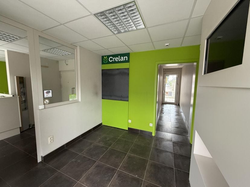 Gelegen in de Woumenweg, pal in het centrum van Woumen (Diksmuide), bevindt zich dit veelzijdige investeringspand/renovatiewoning met tal van mogelijk