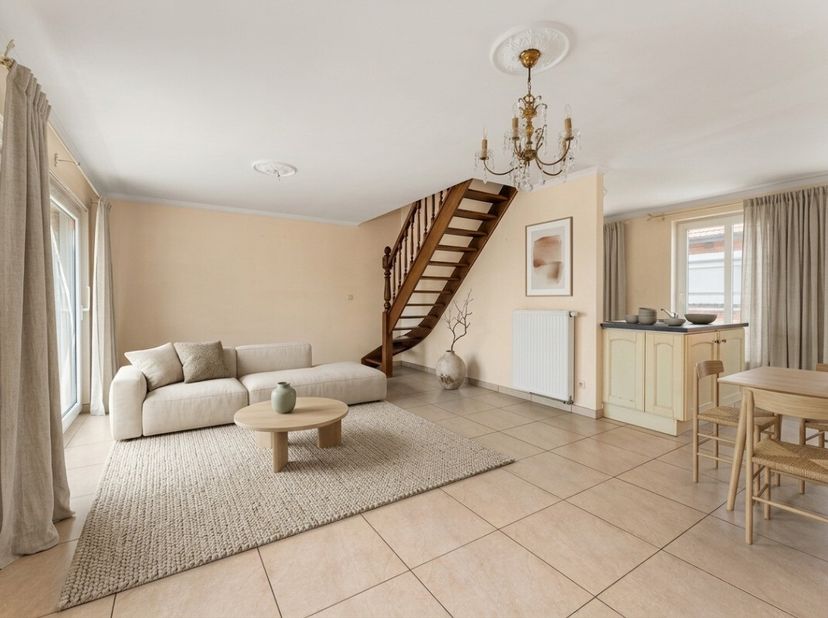 Ben je op zoek naar een instapklaar appartement in een rustige buurt? Dan is dit gezellige appartement in Adegem zeker iets voor jou. Je komt binnen v