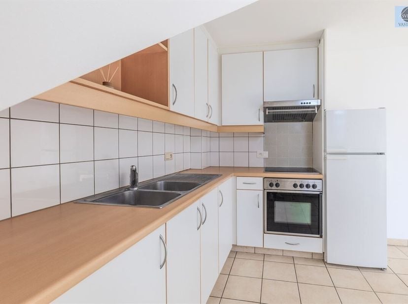 APPARTEMENT LUMINEUX AVEC 2 CHAMBRES DANS LE CENTRE DE GERAARDSBERGEN<br />
Prix indicatif : 199 000 euros<br />
Cet appartement est situé dans un pet