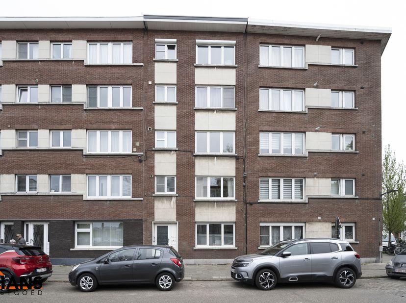 Mooi gerenoveerd appartement op de tweede verdieping.<br />
Inkomhal met kast voor de aansluiting wasmachine/droogkast; woonkamer met open nieuwe keuk