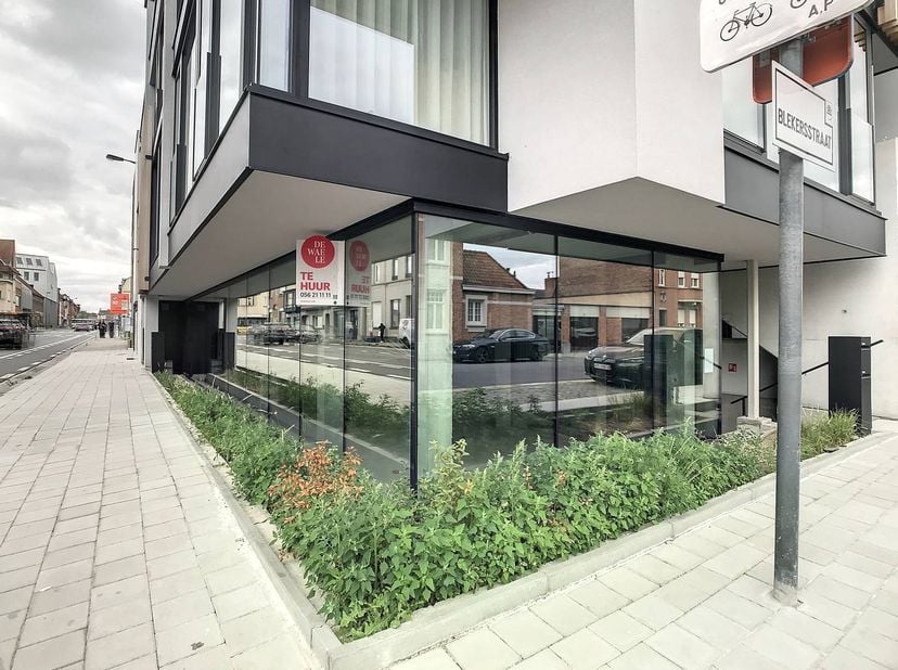 Kantoorruimte van ca.115 m² met veel lichtinval te huur in Kortrijk met commerciële ligging. Het kantoor is gelegen in het centrum nabij diverse inval
