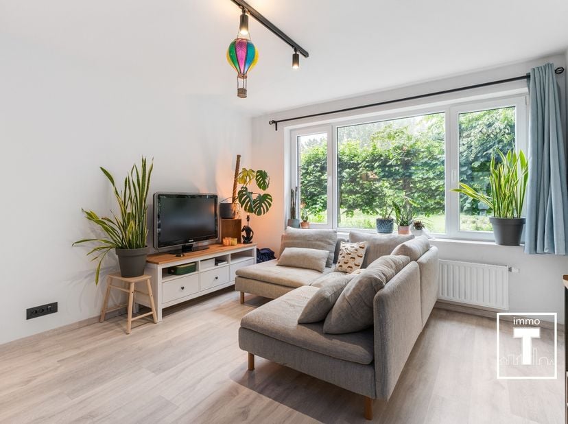 Dit instapklare gelijkvloerse appartement is gelegen in een rustige straat in Gent, op korte afstand van winkels, openbaar vervoer, scholen en andere