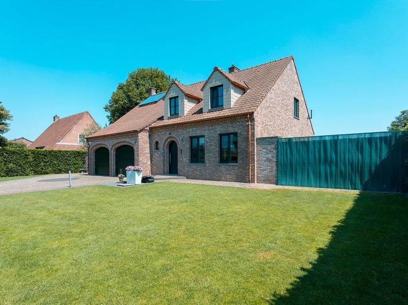 <br />
Link naar advertentie:&amp;nbsp;https://vandommelenvastgoed.be/vastgoed/te-koop-villa-met-kwaliteitsmaterialen-en-bijgebouw-op-perceel-van-19a-65ca
