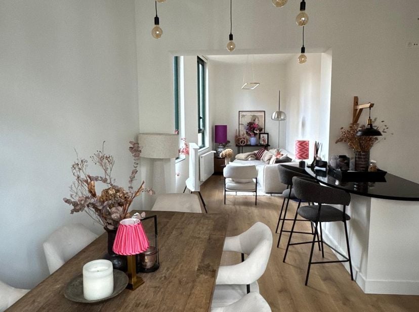 Spacieux triplex rénové avec 2 chambres et 2 salles de bains au Sablon<br />
<br />
En plein cœur de Bruxelles, à quelques pas des commerces, restaura