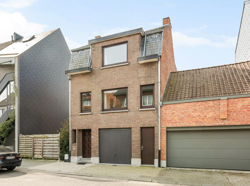 Ontdek de mogelijkheden van dit te renoveren pand, gelegen in de gegeerde Zomerstraat in Hasselt. Deze woning biedt een unieke kans voor wie op zoek i