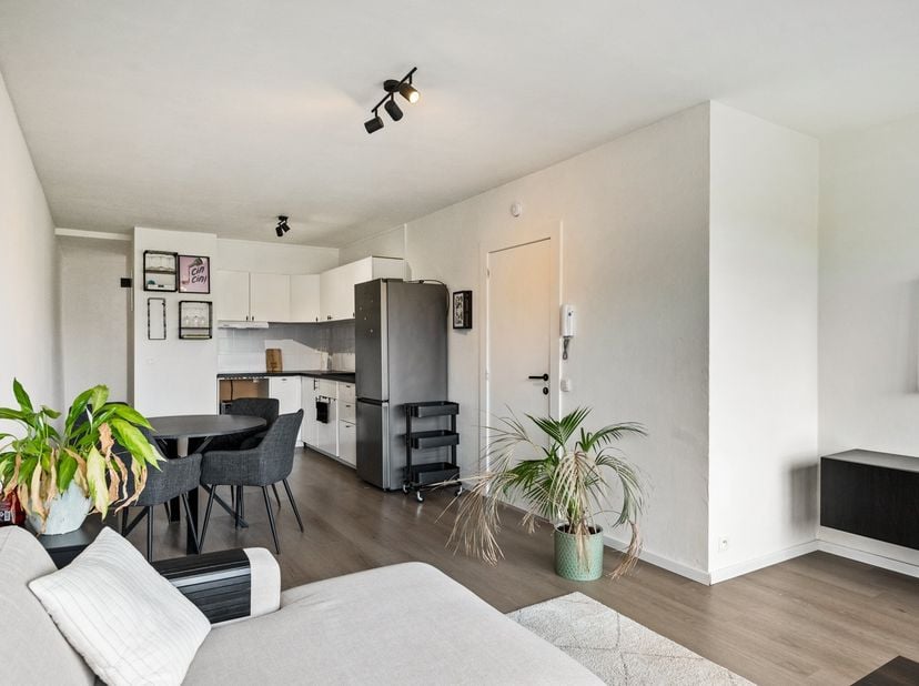 Op zoek naar appartement op een centrale locatie in Kapellen? Dan is dit verzorgd, instapklaar appartement zeker een bezoek waard.<br />
Hier woont u