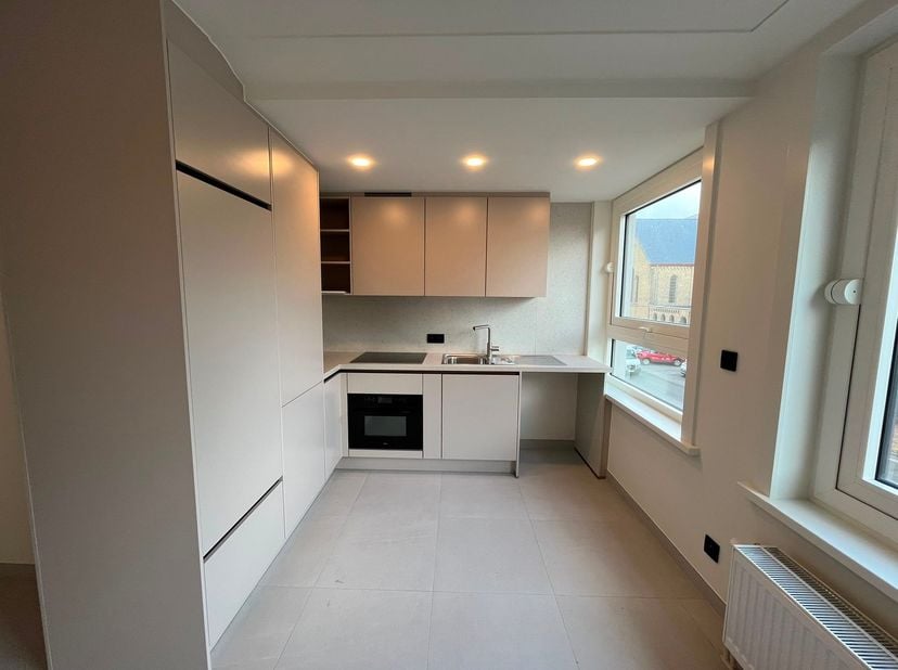 À louer dans la résidence Christine à Ostende : un appartement entièrement rénové et prêt à emménager, proposé à la location pour la première fois. L'
