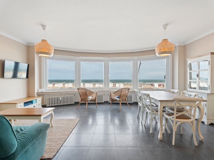 Gelegen op de eerste verdieping aan de Zeedijk in De Panne, vindt u dit sfeervolle appartement dat comfort en stijl uitstraalt. Met een aangename inde