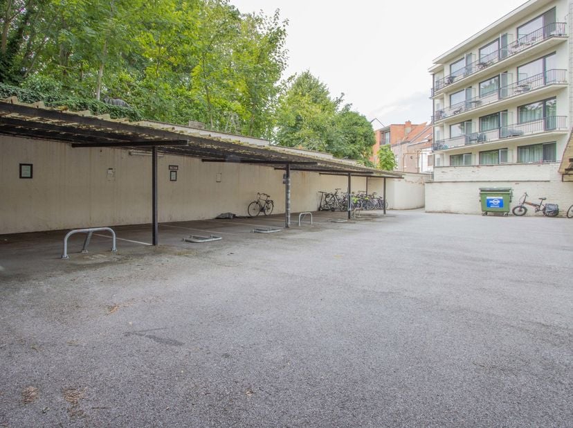 Place de parking couverte, sécurisée par un portail électrique<br />
À l'arrière de la résidence Monte Domus se trouvent plusieurs places de parking c