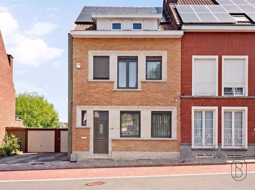 Maison familiale prête à emménager avec 3 chambres, 2 garages et un grand jardin !<br />
Cette maison familiale bien entretenue est située sur un terr
