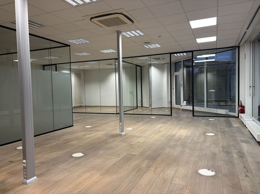 Deze uitzonderlijke gelijkvloerse kantoorruimte van ca. 320 m² is gelegen op een uitstekende zichtlocatie aan de kleine ring van Hasselt, wat zorgt vo
