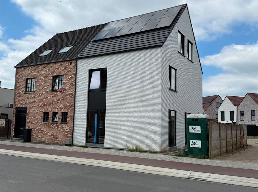 Deze ruime nieuwbouwwoning wordt gebouwd op een ruim perceel in het centrum van Morkhoven. Op de gelijkvloerse verdieping bevinden zich een ruime inko