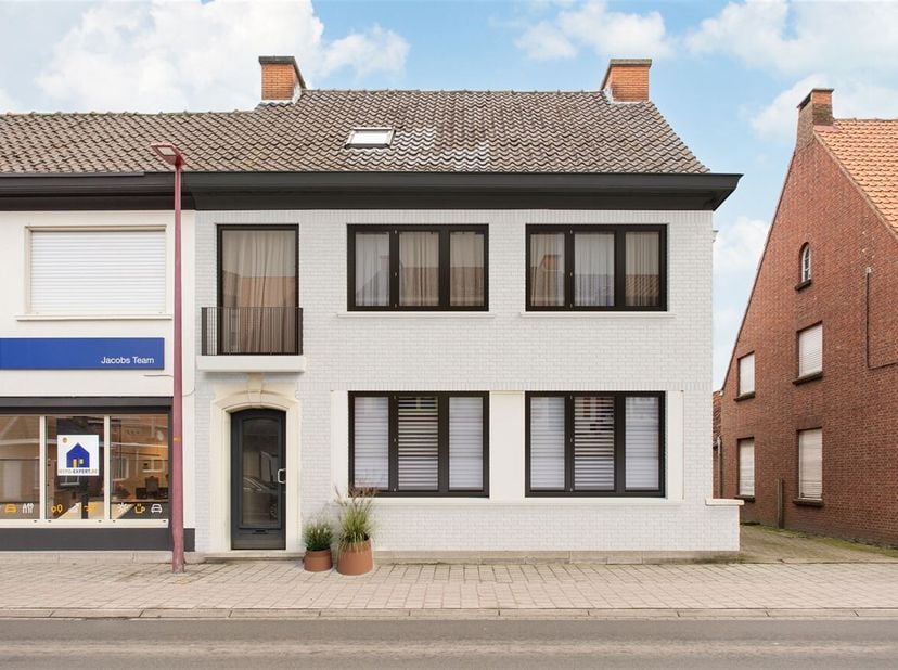 IN HET CENTRUM GELEGEN HANDELSWONING MET EEN GESLOTEN GARAGE OP 190 M² GROND. <br />
Op het gelijkvloers bevindt zich de handelszaak die toegang verle