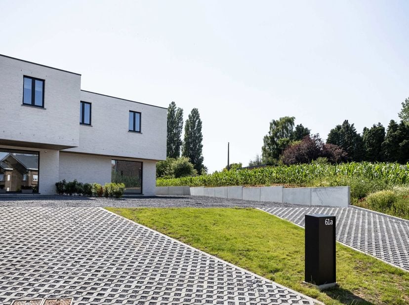 Gelegen te Erwetegem, een deelgemeente van Zottegem, bevindt zich deze ruime halfopen nieuwbouwwoning waar comfort, licht en kwaliteit centraal staan.