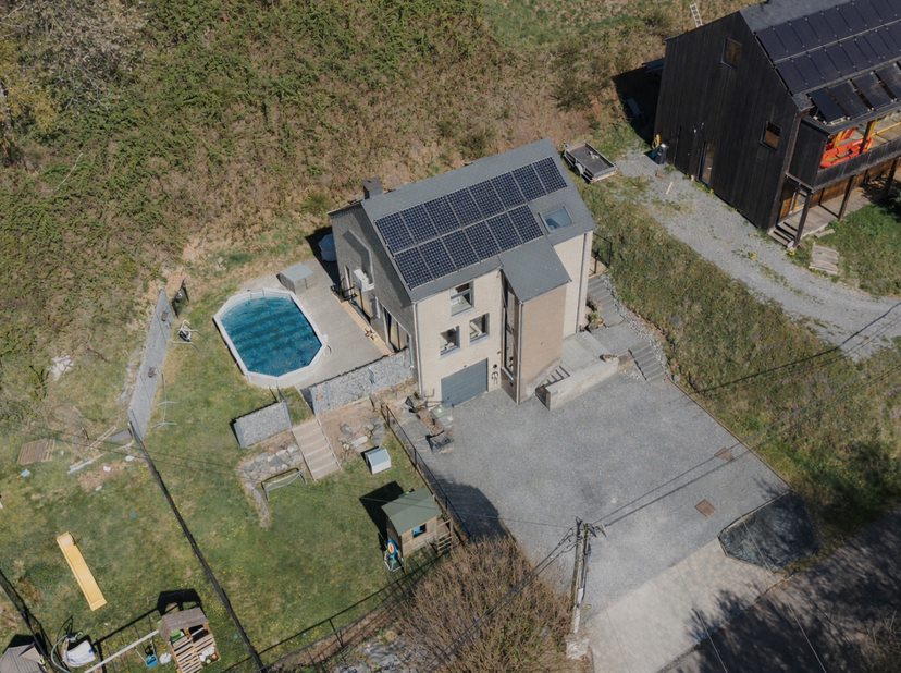 Faire offre à partir de 449.000€ <br />
<br />
REZ DE CHAUSSEE de ±53m² :<br />
- Hall de ±3,5m² sur carrelage,<br />
- Garage de ±25m² sur carrelage