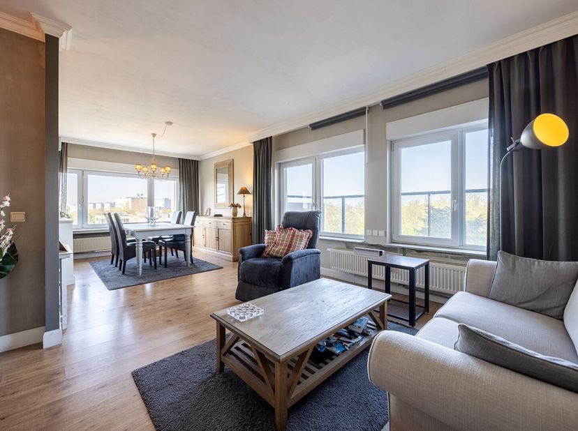 Hecht u veel belang aan mooi wonen en zou u graag ook willen genieten van een uitstekende bereikbaarheid? Dan stellen wij u dit appartement voor, gele