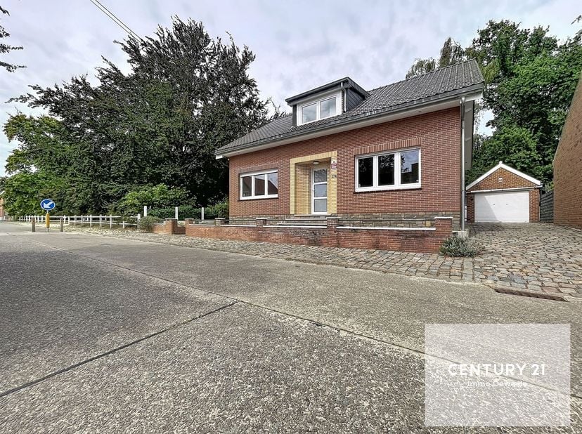 Century 21 Immo Dewaele presenteert u met veel plezier deze gelijkvloerse vrijstaande woning. Het huis ligt in de pittoreske, landelijke omgeving van