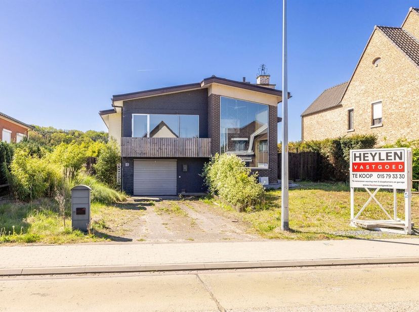 Maison à rénover avec 3 chambres, garage, sous-sol et jardin !  <br />
La propriété est située dans un quartier vert et calme avec un accès facile. Av