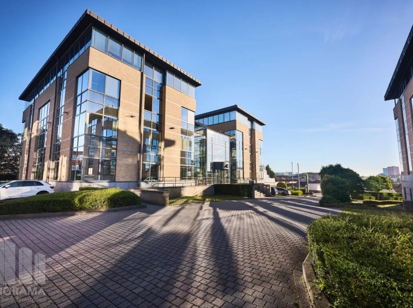 316&amp;nbsp;m² stijlvolle kantoorruimte te huur (en te koop).<br />
Uitstekend gelegen&amp;nbsp; vlak bij de R0 op- en afrit Groot-Bijgaarden met een vlotte