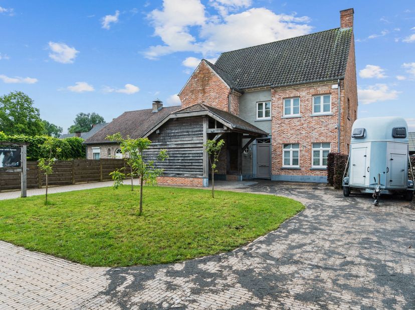 MOL - Landelijke woning met stallen op ca. 1,3 Ha<br />
Prachtige en veelzijdige eigendom op een perceel van maar liefst 12.715 m². Deze charmante gez