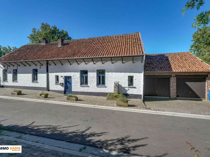 In het charmante Zammelen bevindt zich dit unieke landhuis, een zeldzame combinatie van geborgenheid en authenticiteit.<br />
Als natuurgebied staat Z