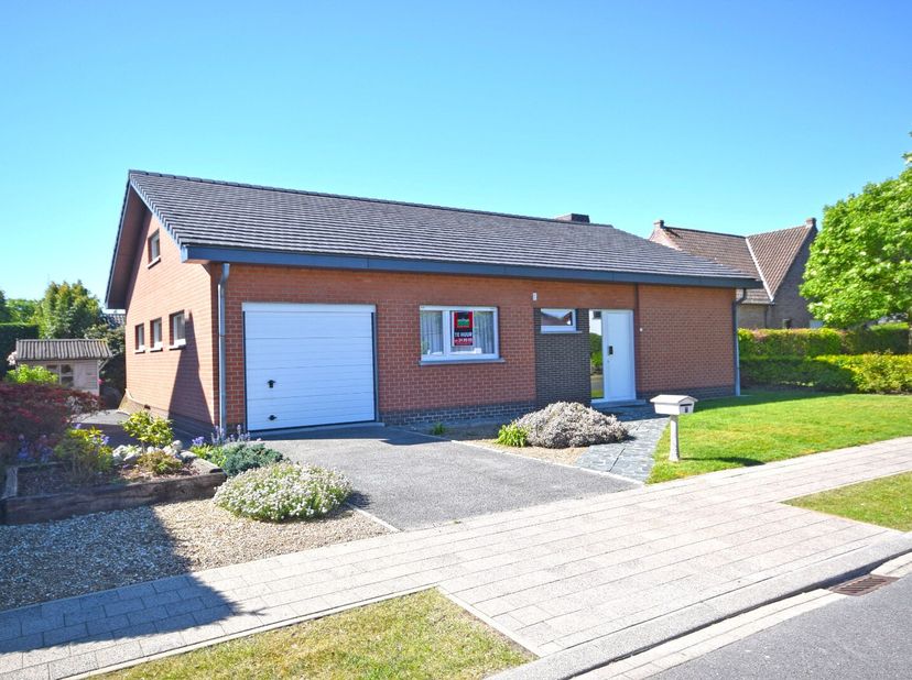 GEBROEDERS VAN RAEMDONCKSTRAAT 7<br />
8800 RUMBEKE<br />
De woning is gelegen in een rustige woonwijk te Rumbeke en biedt alle comfort van een bungal