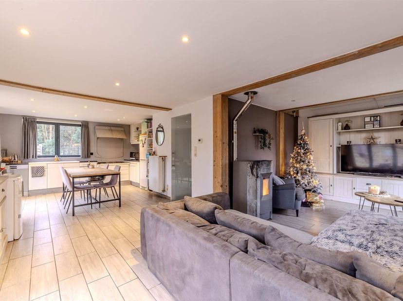 Chalet met 2 slpk op circa 10a02ca<br />
<br />
Ligging: Rustig gelegen in een groene omgeving met alle faciliteiten in de nabijheid. Tevens zijn de