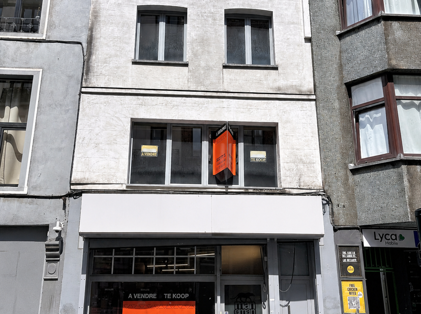 Gelegen in het hart van het historische centrum van Brussel biedt dit prachtige handelspand met woonst een unieke kans om wonen en ondernemen te combi