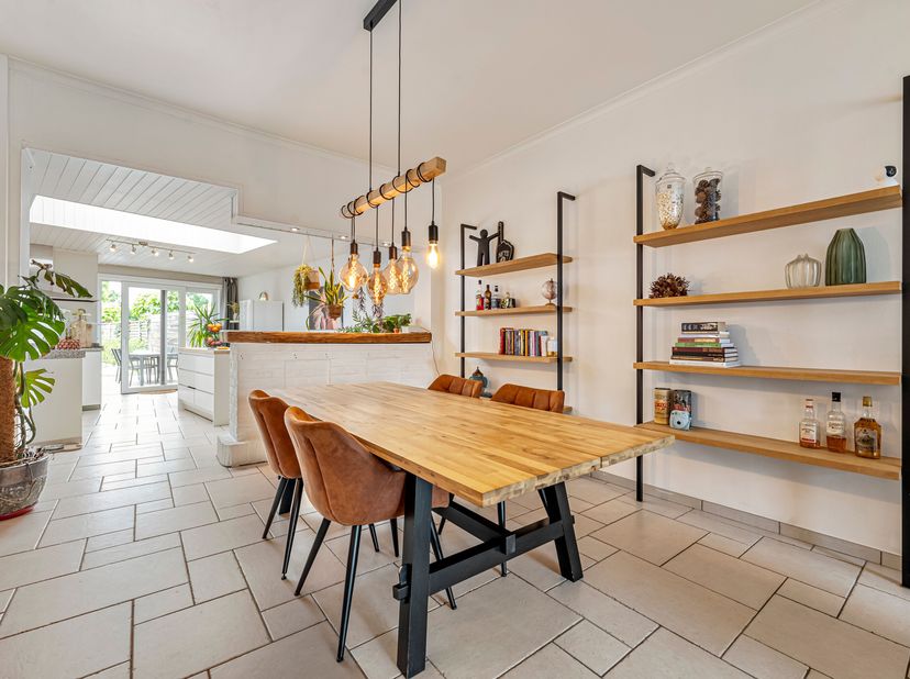 Toffe, instapklare woning met uitweg te koop in Kuurne<br />
We betreden de woning via de diepe inkomhal en komen vervolgens in de gezellige leefruimt
