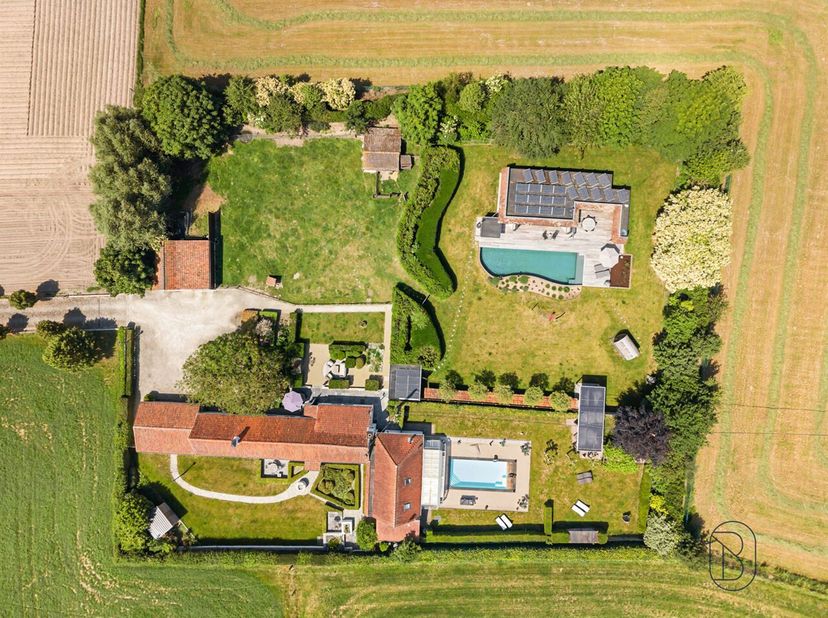 Prachtig gelegen eigendom op een uitzonderlijke locatie met adembenemende verzichten (mogelijkheid overname aandelen). <br />
Verscholen in alle rust