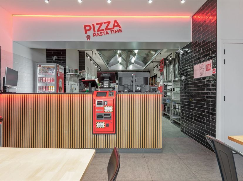 Handelsgelijkvloers op centrale locatie te Deurne! <br />
Deze commerciële ruimte is gelegen op de Bisschoppenhoflaan te Deurne. De ligging is zéér ce